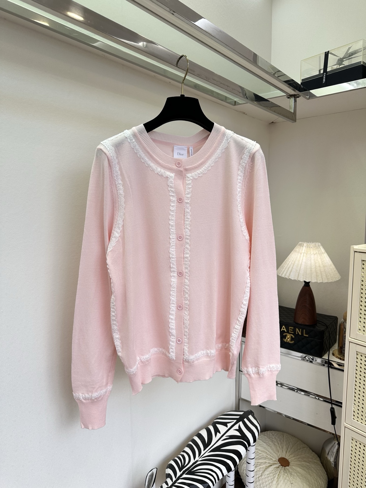 NO:932595,'You must have a decent knitted sweater in the autumn and winter seasons.' Super beautiful low-saturated soft pink/navy blue color, gentle and white without picking skin. The knitted texture is fine and smooth, and the lace is reinforced with overlocking, which is not easy to get off-line and deformed; the loose long sleeves hide the arm fat, which can enhance the sophistication when worn alone or layered with a dress. SIZE:s m l PRICE:, Dior-clothing, dior, skirts,19860909「秋冬的季节必须得有一件像样的针织衫」 超美低饱和柔粉/藏青两色,温柔显白不挑皮.针织肌理细腻平整,蕾丝花边做锁边加固处理,不易脱线变形；宽松长袖藏住手臂赘肉,日常单穿、内搭连衣裙都能提升精致度. SIZE :s m l PRICE :,迪奥-服装,dior,skirts,,Women's clothing