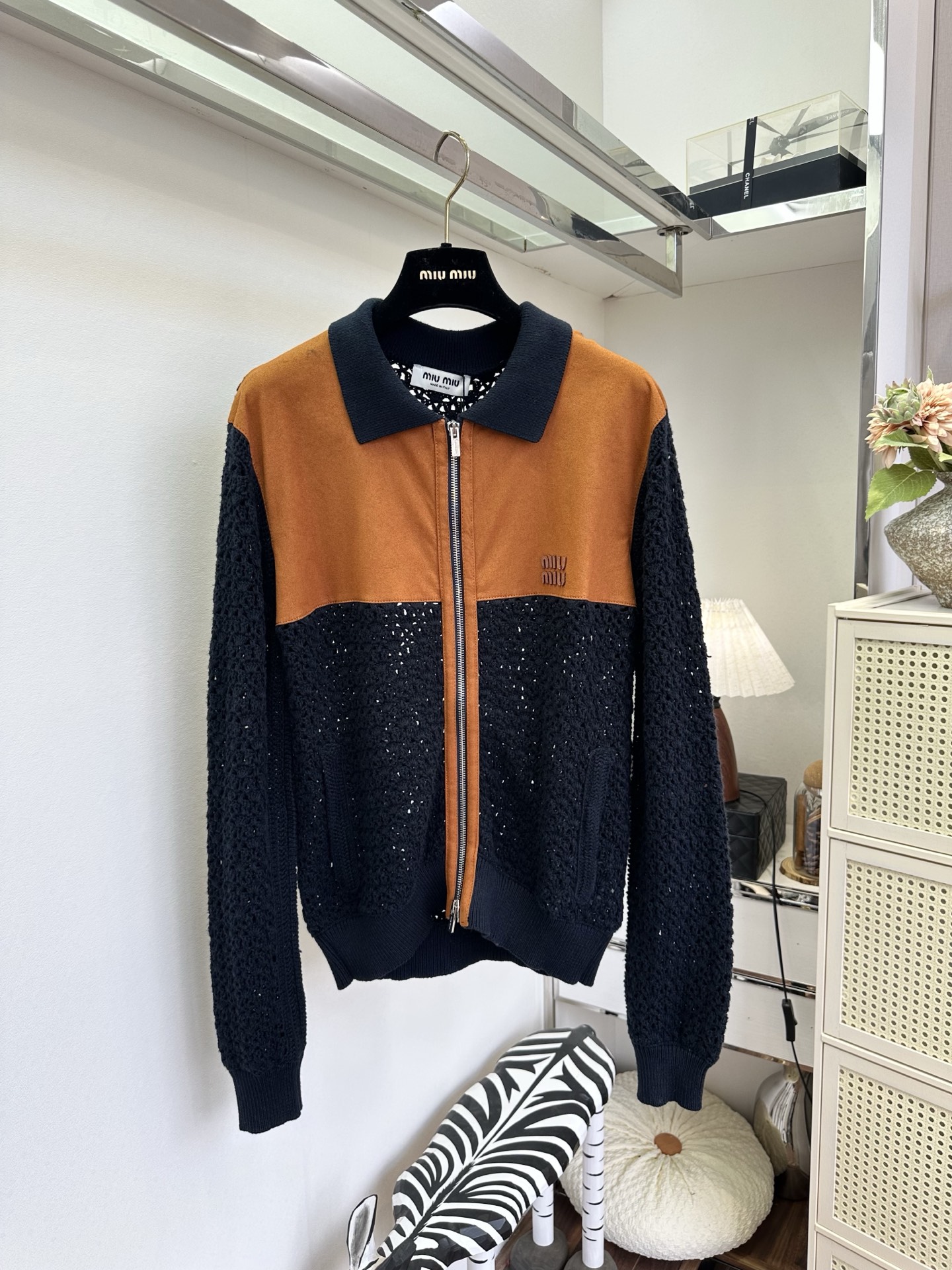 NO:932589,'Like does not necessarily come out of the blue, but you can definitely fall in love at first sight.' Warm brown suede and navy blue hollow knitted fabrics, soft and hard fabrics neutralize the hard and soft temperament. The hollow weave is breathable and not stuffy, suitable for spring and autumn alone, and winter inner wear. The ribbed closure lock type is not easy to loosen, the low-key small logo weakens the sense of exaggeration, and the retro casual style is suitable for a variety of bottoms. SIZE: s m l PRICE:, Miu Miu-clothing, chamois leather,19860909「喜欢不一定是突如其来 但绝对可以一见钟情」 暖棕麂皮撞藏青镂空针织,软硬面料中和刚柔气质.镂空织法透气不闷,春秋单穿、冬季内搭都合适,罗纹收口锁型不易松垮,低调小标识弱化浮夸感,复古休闲风格适配多种下装. SIZE :s m l PRICE :,缪缪-服装,chamois leather,,Women's clothing