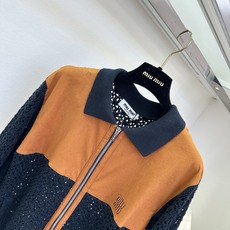 「喜欢不一定是突如其来 但绝对可以一见钟情」 暖棕麂皮撞藏青镂空针织,软硬面料中和刚柔气质。镂空织 「喜欢不一定是突如其来 但绝对可以一见钟情」 暖棕麂皮撞藏青镂空针织,软硬面料中和刚柔气质。镂空织