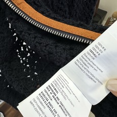 「喜欢不一定是突如其来 但绝对可以一见钟情」 暖棕麂皮撞藏青镂空针织,软硬面料中和刚柔气质。镂空织 「喜欢不一定是突如其来 但绝对可以一见钟情」 暖棕麂皮撞藏青镂空针织,软硬面料中和刚柔气质。镂空织