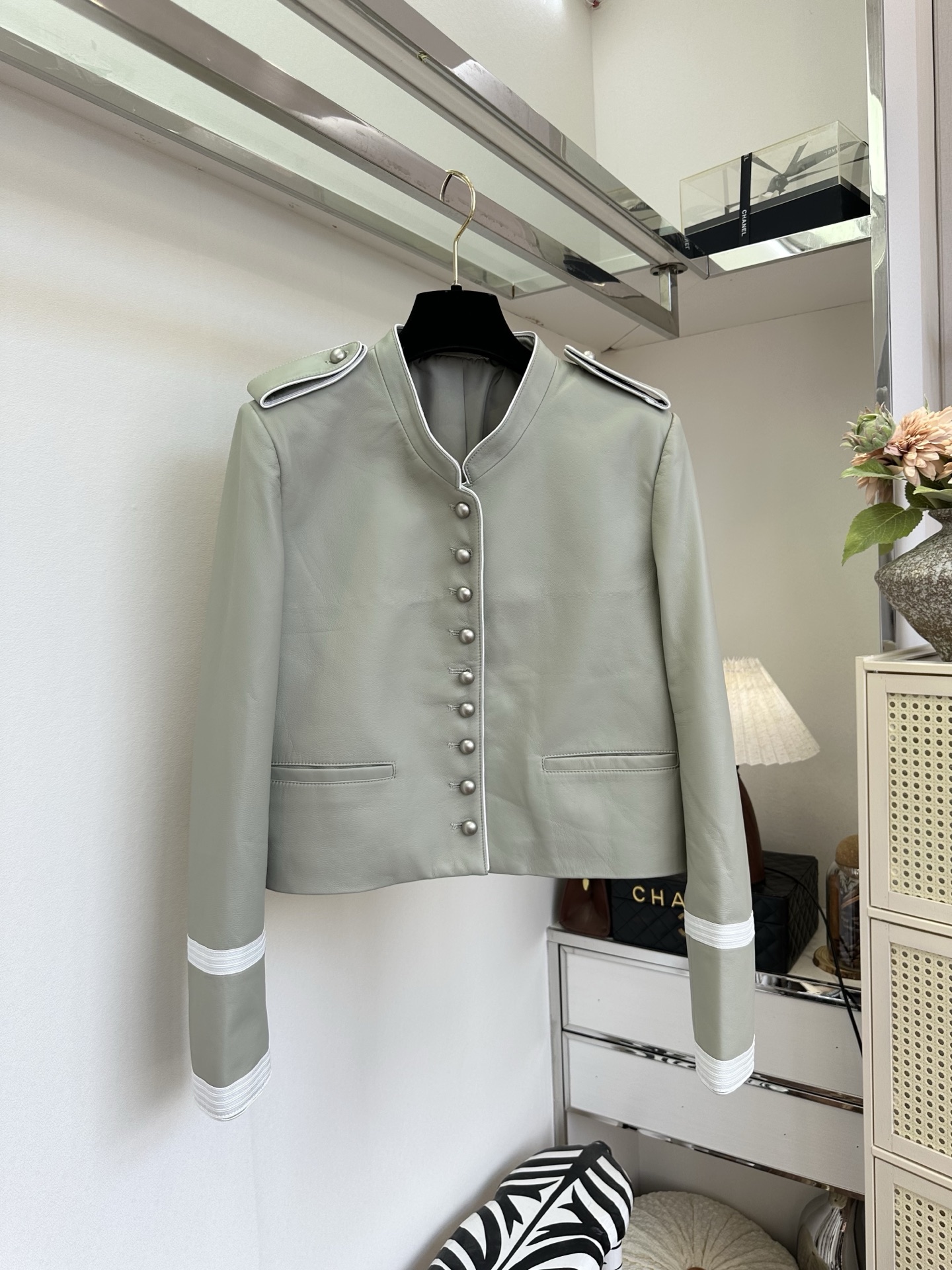 NO:932236,'A good-looking leather jacket is definitely a tool for dressing up.' The light green lambskin jacket that you will fall in love with at first glance. The delicate leather is soft and skin-friendly, saying goodbye to the tough and dull leather jacket. The contrasting white edges eliminate the monotony, and the exquisite breast buttons and epaulette details add to the sense of design. The short cut is suitable for skirts and jeans, and is suitable for commuting and dating. It is a timeless temperament shirt in the wardrobe. SIZE:s m l PRICE:, women's clothing, skirts, jeans, jackets &  coats,leather jacket,sheepskin,19860909「一件好看的皮衣绝对是穿搭的利器」 一眼沦陷的浅青小羊皮外套,细腻皮料柔软亲肤,告别皮衣的硬朗沉闷.白边撞色消解单调,精致排扣、肩章细节拉满设计感,短剪裁适配半裙、牛仔裤,通勤约会都适配,是衣柜里万年不过时的气质战袍. SIZE :s m l PRICE :,女装,skirts,jeans,jackets & coats,leather jacket,sheepskin,,Women's clothing