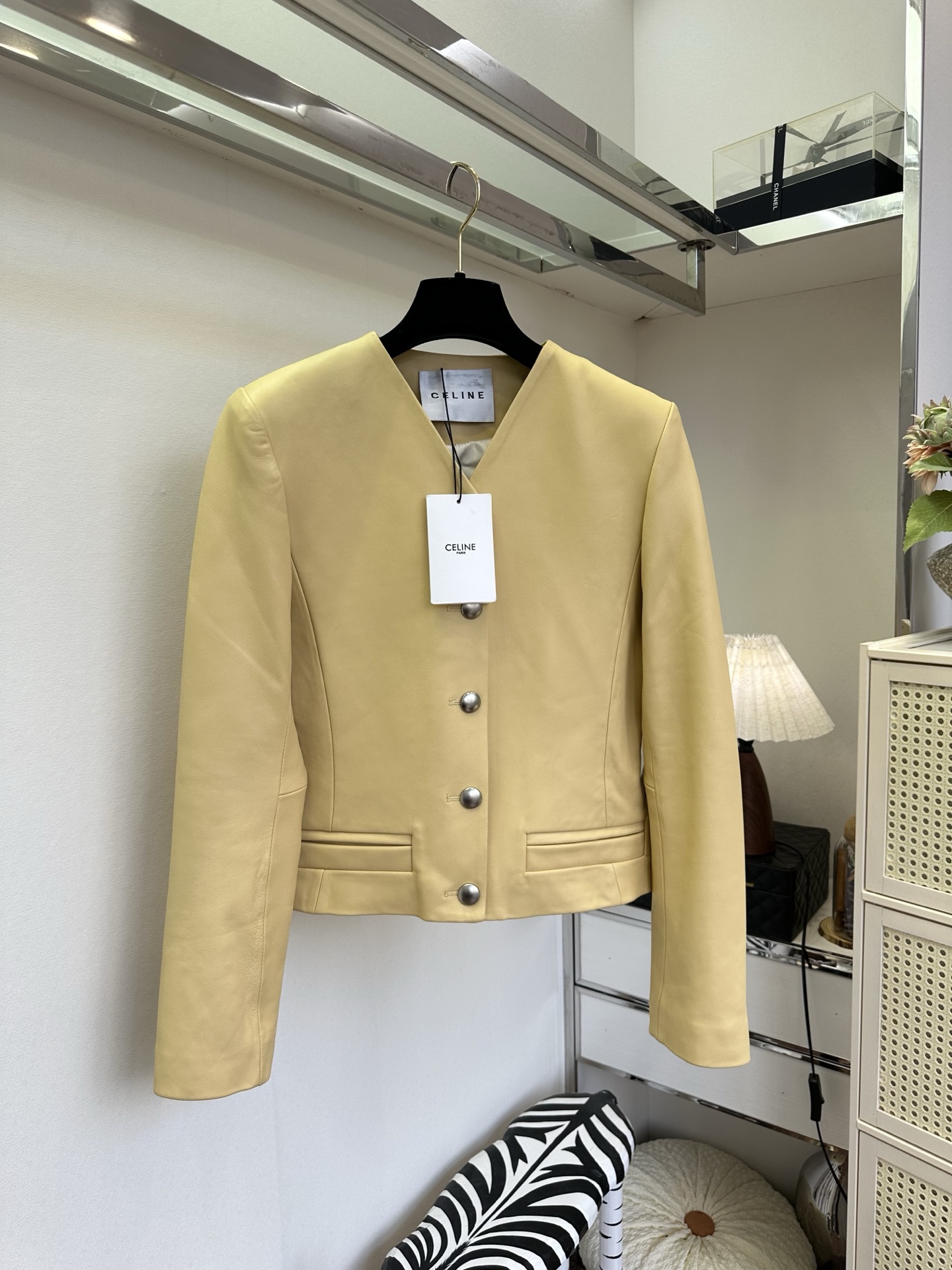 NO:932241,'A good-looking leather jacket is definitely a tool for dressing up.' Early autumn's natural cream yellow leather jacket, who can resist a soft lambskin jacket!  The gentle milky yellow color is not picky at all, and yellow leather can be easily controlled. The clean V-neck design lengthens the neck line, and the short waist style shows leg length. Simple metal buckle + regular pockets, the details show exquisite workmanship. The soft waxy sheepskin upper body is light and weightless, and it is very stylish when you go out every day. SIZE: s m l PRICE:, women's clothing, jackets & coats, leather jacket, sheepskin,19860909「一件好看的皮衣绝对是穿搭的利器」 早秋本命奶油黄皮衣,谁能拒绝一件软乎乎的小羊皮外套！温柔奶黄色完全不挑皮,黄皮也能轻松驾驭,干净V领设计拉长颈部线条,收腰短款巨显腿长 简约金属扣+规整口袋,细节尽显精致做工,软糯羊皮上身轻盈无负重,日常出门随手一套就很有格调 SIZE :s m l PRICE :,女装,jackets & coats,leather jacket,sheepskin,,Women's clothing