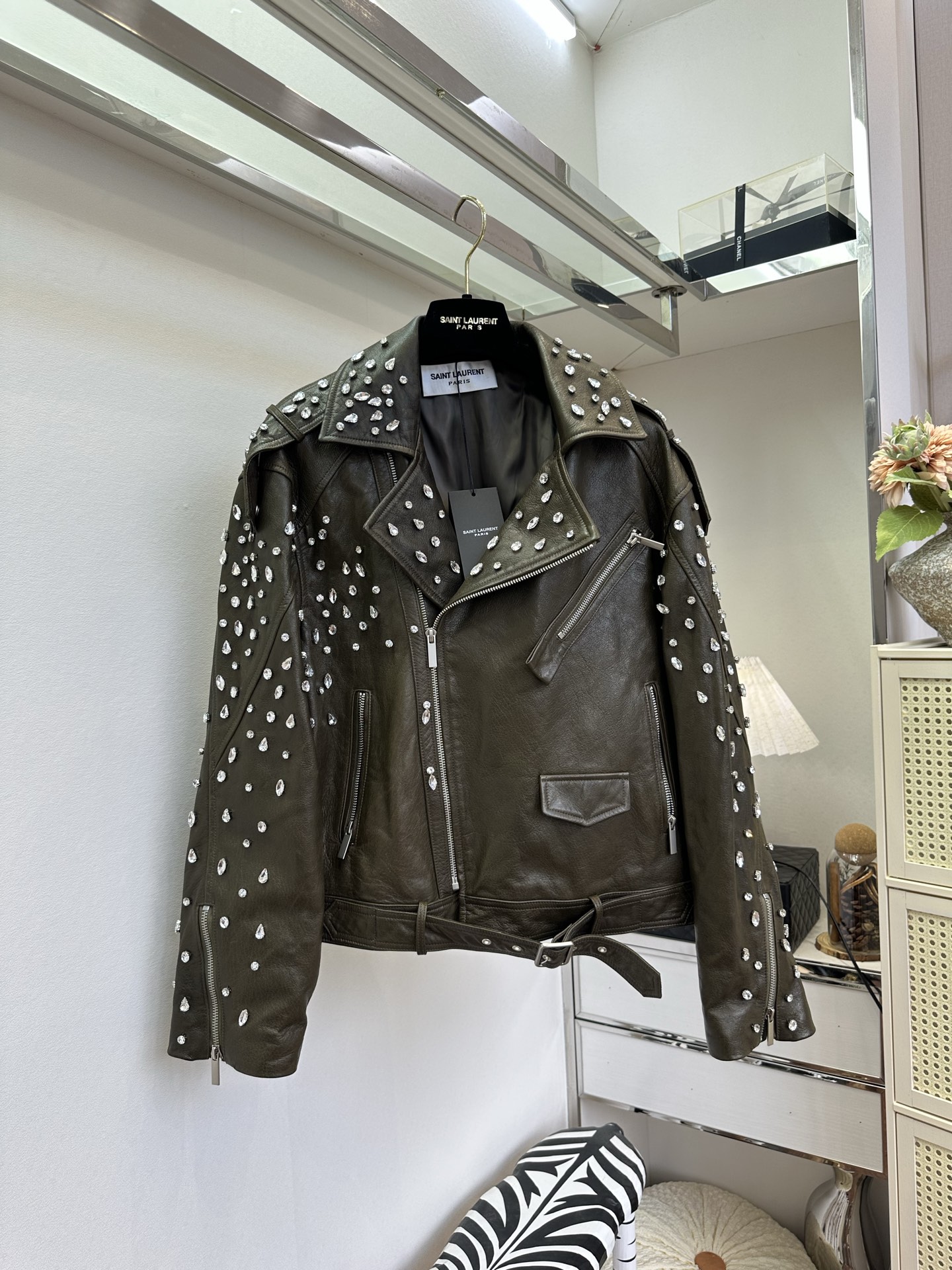 NO:932263,'Heavy Handmade Haute Couture Style' is made of distressed imported lambskin, retro olive green with retro distressed texture, soft and sinewy to the touch. The entire jacket is hand-made with studs and rhinestones scattered all over the lapels, shoulder lines and body. The light falls and shimmers, breaking the tough monotony of the motorcycle leather jacket. The classic diagonal zipper motorcycle version, multiple zipper pockets + hem cinched waist modify the body shape and make it appear taller.  Cool and elegant, it can be worn on the streets or at parties with just one click. It is a unique collection-grade leather jacket. SIZE:s m l PRICE:, saint laurent-clothing, saint laurent, jackets & coats, leather jacket, sheepskin,19860909「重磅纯手工高定款」 甄选做旧进口小羊皮,复古橄榄绿自带复古做旧肌理,手感软糯有筋骨.,整件外套纯手工错落钉钻,大小水钻遍布翻领、肩线与衣身,光线落下细碎闪芒,打破机车皮衣的硬朗单调.经典斜拉链机车版型,多拉链口袋+下摆束腰腰修饰身形利落显高. 又酷又贵气,街头炸街、派对穿搭一键出圈,是独一无二的典藏级皮衣. SIZE :s m l PRICE :,圣罗兰-服装,saint laurent,jackets & coats,leather jacket,sheepskin,,Women's clothing