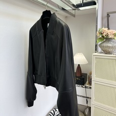 「又帅又飒」 甄选细腻小羊皮材质,触感柔软温润。复古棒球领搭配罗纹收口,短款合身版型优化身材比例,利落不臃肿。经 「又帅又飒」 甄选细腻小羊皮材质,触感柔软温润。复古棒球领搭配罗纹收口,短款合身版型优化身材比例,利落不臃肿。经