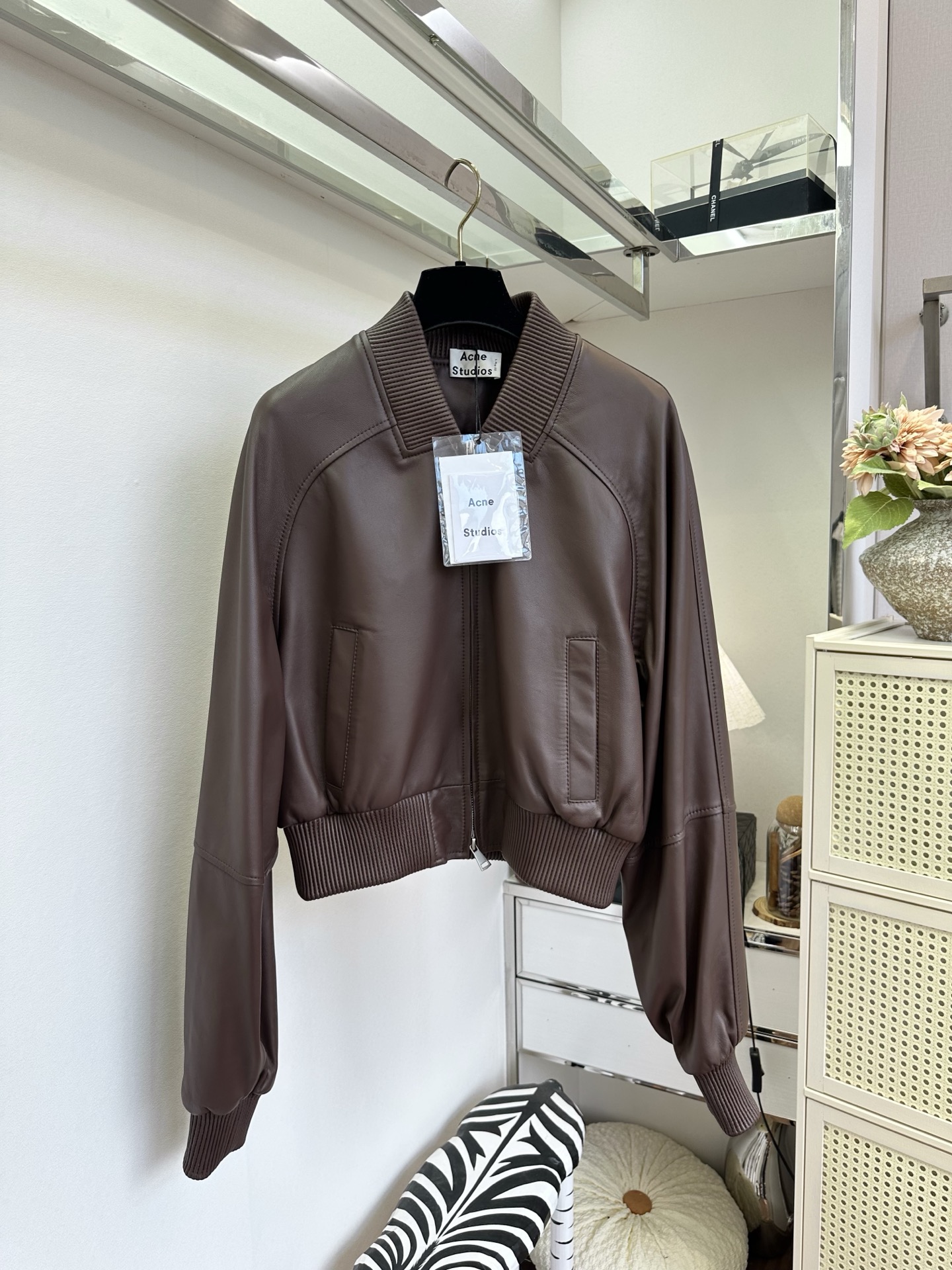NO:932530,'Handsome and sassy' Made of fine lambskin material, soft and warm to the touch. Retro baseball collar with ribbed cuffs, short fit to optimize body proportions, neat and not bulky. Classic zipper design, simple and eye-catching, great for single wear and layering, suitable for daily commuting and casual outings. SIZE: s m l, women's clothing, sheepskin,19860909「又帅又飒」 甄选细腻小羊皮材质,触感柔软温润.复古棒球领搭配罗纹收口,短款合身版型优化身材比例,利落不臃肿.经典拉链款设计,简约耐看,单穿叠搭都很出彩,日常通勤、休闲出街都适配. SIZE :s m l,女装,sheepskin,,Women's clothing