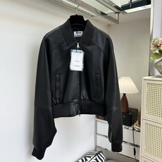 「又帅又飒」 甄选细腻小羊皮材质,触感柔软温润。复古棒球领搭配罗纹收口,短款合身版型优化身材比例,利落不臃肿。经 「又帅又飒」 甄选细腻小羊皮材质,触感柔软温润。复古棒球领搭配罗纹收口,短款合身版型优化身材比例,利落不臃肿。经