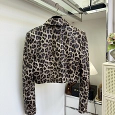 「超火的豹纹元素」 灰度调豹纹弱化张扬感,复古又耐看。甄选柔软小羊皮,触感细腻温润。短款西装翻领版型,利落收短衣 「超火的豹纹元素」 灰度调豹纹弱化张扬感,复古又耐看。甄选柔软小羊皮,触感细腻温润。短款西装翻领版型,利落收短衣