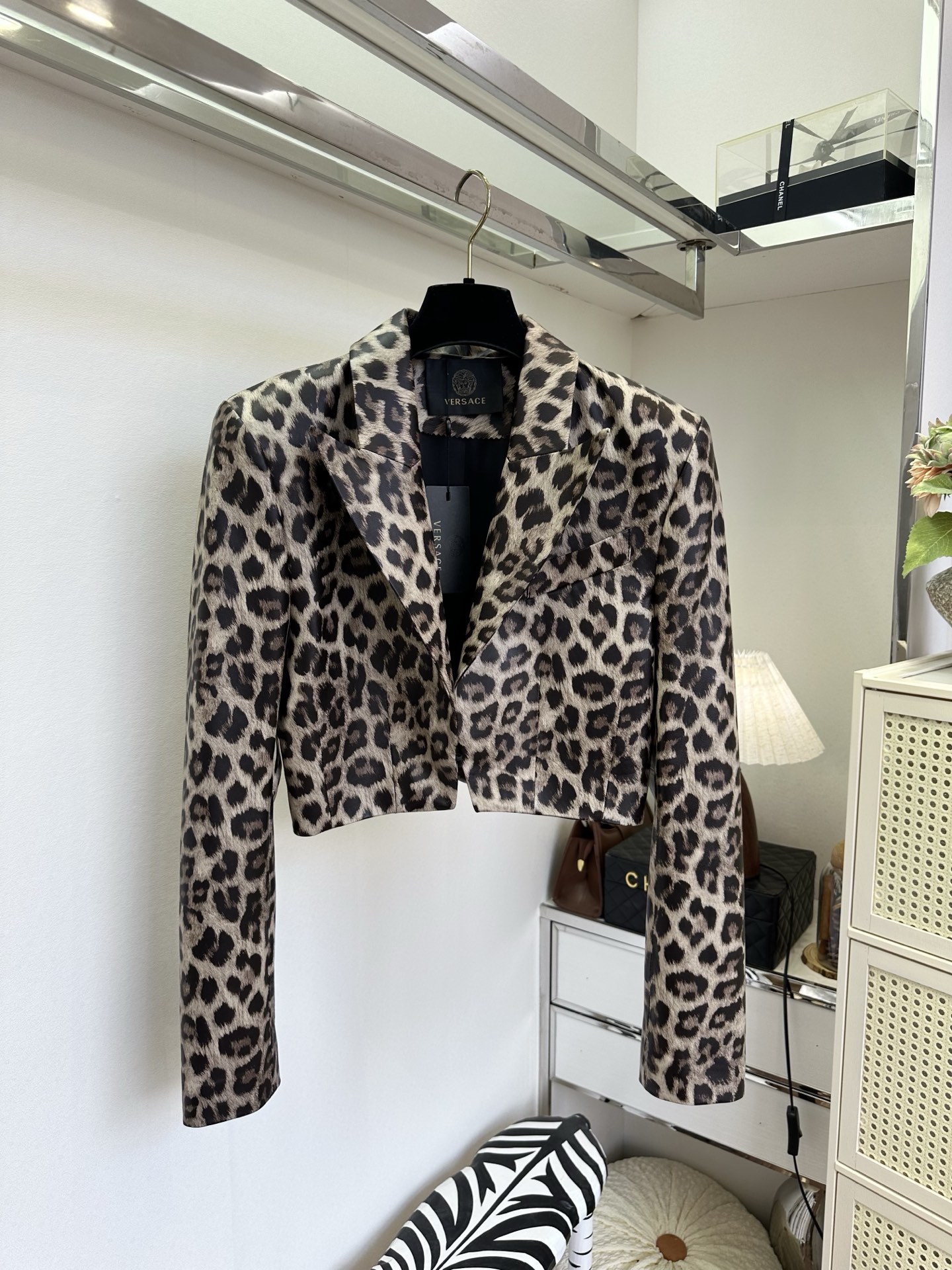 NO:932537,'Super hot leopard print element' Gray scale leopard print weakens the sense of publicity, is retro and eye-catching. It selects soft lambskin, which is delicate and moist to the touch. The short suit lapel version neatly shortens the length of the coat and optimizes the body proportions. The neat and stiff shoulder line modifies the head-to-shoulder ratio, making it highly recognizable when worn alone and layered, and directly adds to the atmosphere. SIZE: s m l, Versace-clothing, versace, business suit, sheepskin,19860909「超火的豹纹元素」 灰度调豹纹弱化张扬感,复古又耐看.甄选柔软小羊皮,触感细腻温润.短款西装翻领版型,利落收短衣长,优化身材比例.利落挺括肩线修饰头肩比,单穿叠搭都极具辨识度,氛围感直接拉满. SIZE :s m l,范思哲-服装,versace,business suit,sheepskin,,Women's clothing