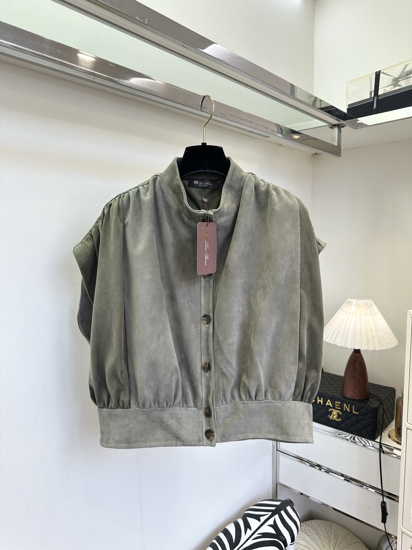 NO:932552,'Leather jackets can also be very old-money.' Italian goat suede leather has a delicate and soft suede surface, and a matte texture that is low-key and noble. The unique bat-sleeve splicing fabric design weakens the shoulder line and brings a relaxed and lazy feeling. The small stand-up collar is matched with retro buttons, and the short elastic hem is neatly gathered. The simple and elegant gray color scheme is perfect for wearing alone with a layered shirt or knitting, with a full retro atmosphere. SIZE: s m l, women's clothing, shirts, leather jacket,19860909「皮衣也可以很老钱感」 意大利进口山羊反绒皮,绒面细腻柔和,哑光质感低调显贵.别致蝙蝠袖拼接面料设计弱化肩线,自带松弛慵懒感.小立领搭配复古排扣,短款松紧下摆利落收型.简约大气的灰调配色,单穿叠搭衬衫、针织都恰到好处,复古氛围感十足. SIZE :s m l,女装,shirts,leather jacket,,Women's clothing