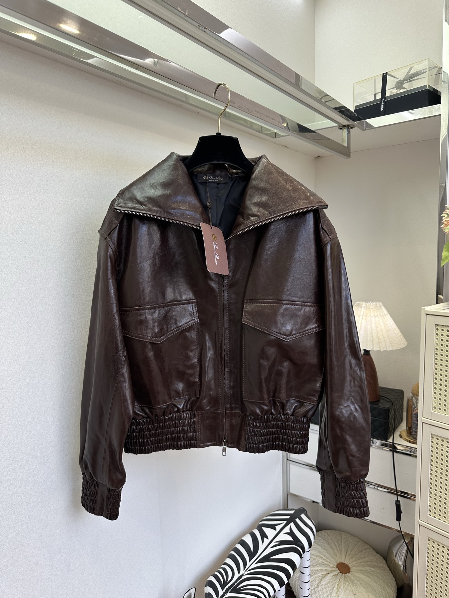 NO:932560,'Imported Oil Wax Leather from New Zealand' Dark green oil wax leather with a story-telling, natural pleated texture, directly full of retro atmosphere, large lapel design to modify the shoulders and neck, elastic hem to optimize the proportion, short version neat and not procrastinating, it is very recognizable when worn alone or layered, the cool and cool jacket that is just needed in autumn and winter SIZE: s m l, women's clothing, jackets & coats,19860909「新西兰进口油蜡皮」 自带故事感的墨绿油蜡皮,自然褶皱肌理,复古氛围感直接拉满,大翻领设计修饰肩颈,下摆松紧收口优化比例,短款版型利落不拖沓,单穿叠搭都很有辨识度,秋冬刚需的酷飒外套 SIZE :s m l,女装,jackets & coats,,Women's clothing