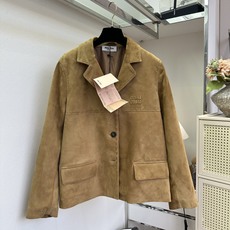 「重磅进口羊皮绒系列」 甄选进口反绒小羊皮,哑光绒面质感细腻温润,触感软糯。利落小西装领,搭配手工明线细节,弱化 「重磅进口羊皮绒系列」 甄选进口反绒小羊皮,哑光绒面质感细腻温润,触感软糯。利落小西装领,搭配手工明线细节,弱化