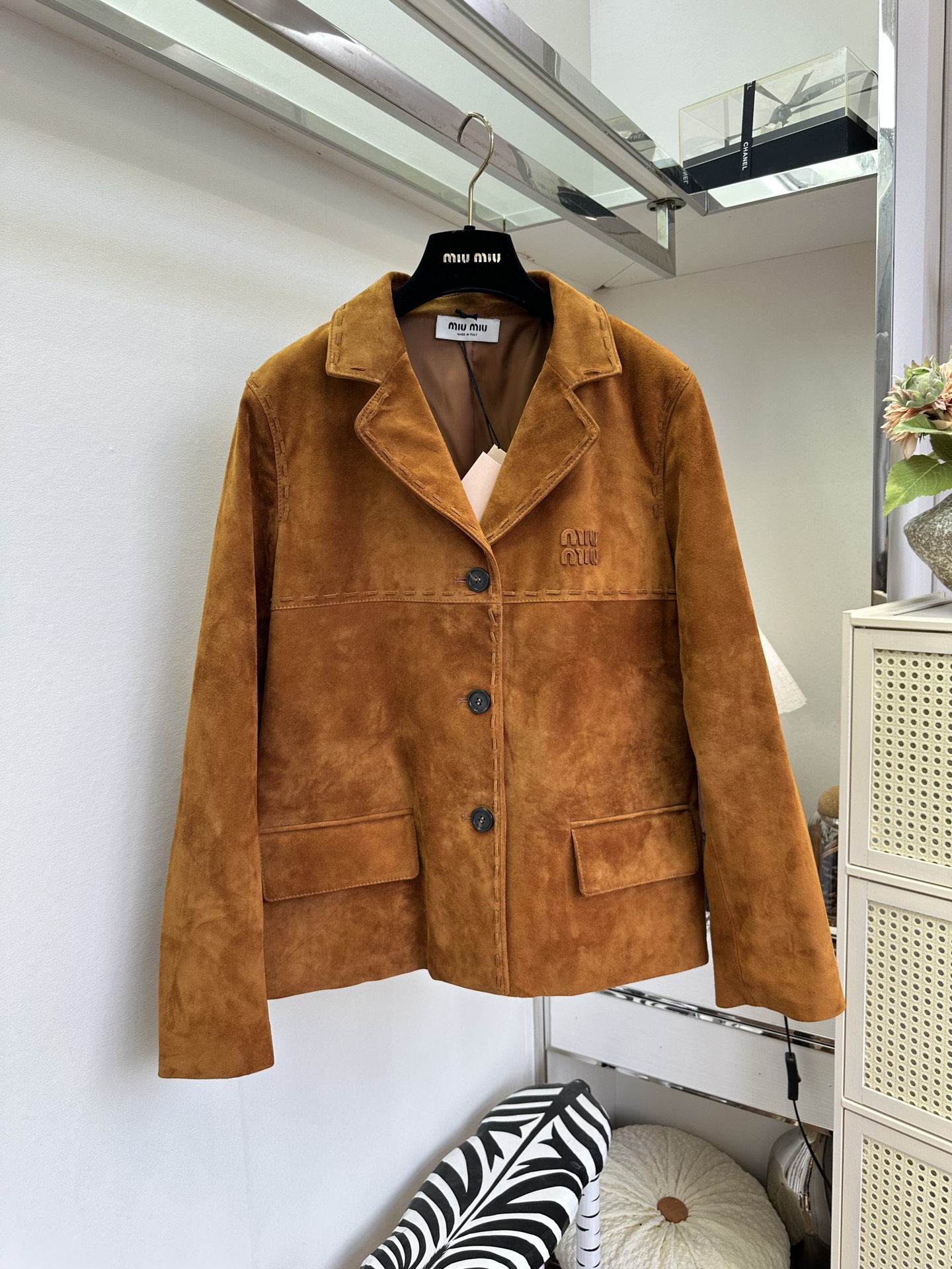 NO:933728,'Heavy imported sheepskin series' selects imported suede lambskin, with a matte suede texture that is delicate and moist, and soft to the touch. The neat small suit collar, with handmade topstitching details, weakens the formal feeling and adds a retro casual temperament. The loose and slightly dropped shoulder silhouette is tolerant of all body shapes, and it goes well with skirts and trousers on a daily basis. The low-key color is durable and durable, and it is easy to wear a relaxed and noble retro style. SIZE: s m l  PRICE,Miu Miu-clothing,skirts,business suit,sheepskin,19860909「重磅进口羊皮绒系列」 甄选进口反绒小羊皮,哑光绒面质感细腻温润,触感软糯.利落小西装领,搭配手工明线细节,弱化正式感,增添复古随性气质.宽松微落肩廓形,包容各类身形,日常搭配裙装、裤装都很出彩.低调色系,耐看耐搭,轻松穿出松弛又显贵的复古格调. SIZE :s m l PRICE,缪缪-服装,skirts,business suit,sheepskin,,Women's clothing
