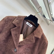 「重磅进口羊皮绒系列」 甄选进口反绒小羊皮,哑光绒面质感细腻温润,触感软糯。利落小西装领,搭配手工明线细节,弱化 「重磅进口羊皮绒系列」 甄选进口反绒小羊皮,哑光绒面质感细腻温润,触感软糯。利落小西装领,搭配手工明线细节,弱化