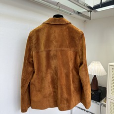 「重磅进口羊皮绒系列」 甄选进口反绒小羊皮,哑光绒面质感细腻温润,触感软糯。利落小西装领,搭配手工明线细节,弱化 「重磅进口羊皮绒系列」 甄选进口反绒小羊皮,哑光绒面质感细腻温润,触感软糯。利落小西装领,搭配手工明线细节,弱化