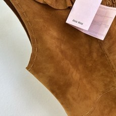 「重磅进口羊皮绒系列」 张元英同款意大利进口羊皮绒背心裙 暖调焦糖复古色系,自带浓郁秋日氛围。荷叶花边圆领柔化肩 「重磅进口羊皮绒系列」 张元英同款意大利进口羊皮绒背心裙 暖调焦糖复古色系,自带浓郁秋日氛围。荷叶花边圆领柔化肩