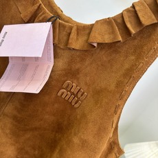 「重磅进口羊皮绒系列」 张元英同款意大利进口羊皮绒背心裙 暖调焦糖复古色系,自带浓郁秋日氛围。荷叶花边圆领柔化肩 「重磅进口羊皮绒系列」 张元英同款意大利进口羊皮绒背心裙 暖调焦糖复古色系,自带浓郁秋日氛围。荷叶花边圆领柔化肩