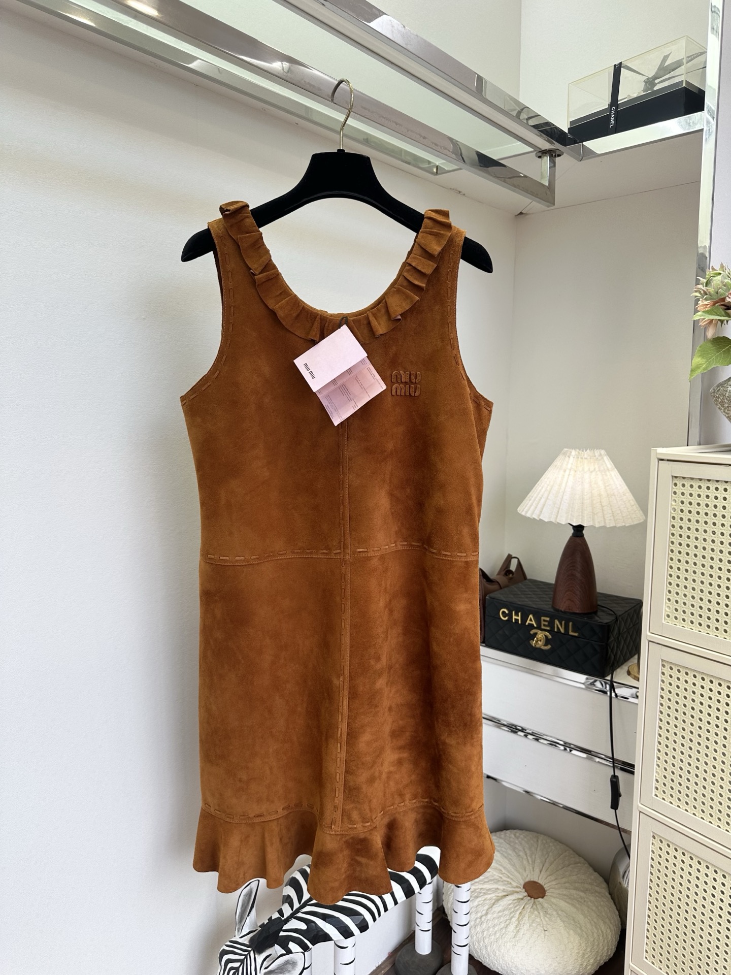 NO:933724,'Heavy Imported Sheepskin Series' Zhang Yuanying's same Italian imported sheepskin vest dress  The warm caramel retro color has a rich autumn atmosphere. The ruffled lace round neck softens the shoulder and neck lines, and the fishtail skirt adds a smart charm. The whole piece of Italian imported sheepskin material feels soft and waxy, and the matte suede is low-key and elegant. The splicing topstitching process outlines the silhouette of the body, and the version is loose and not tight. It is casual and elegant when worn alone, and can be worn with a suit or leather jacket to create a layered look. SIZE: s m l PRICE, Miu Miu-clothing, skirts, leather  jacket,business suit,sheepskin,19860909「重磅进口羊皮绒系列」 张元英同款意大利进口羊皮绒背心裙 暖调焦糖复古色系,自带浓郁秋日氛围.荷叶花边圆领柔化肩颈线条,鱼尾裙摆增添灵动韵味.整片意大利进口羊皮绒材质触感软糯,哑光绒面低调显贵.拼接明线工艺勾勒衣身轮廓,版型松弛不紧绷,单穿随性优雅,外搭西装、皮衣,打造层次穿搭. SIZE :s m l PRICE,缪缪-服装,skirts,leather jacket,business suit,sheepskin,,Women's clothing