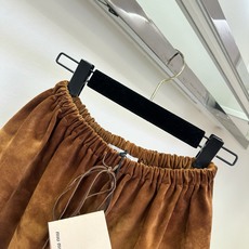 「重磅进口羊皮绒系列」 狠货来袭整套选用细腻进口羊皮绒面料,哑光柔雾质感很显质感。上衣抽绳领+松紧收腰,短款版型 「重磅进口羊皮绒系列」 狠货来袭整套选用细腻进口羊皮绒面料,哑光柔雾质感很显质感。上衣抽绳领+松紧收腰,短款版型