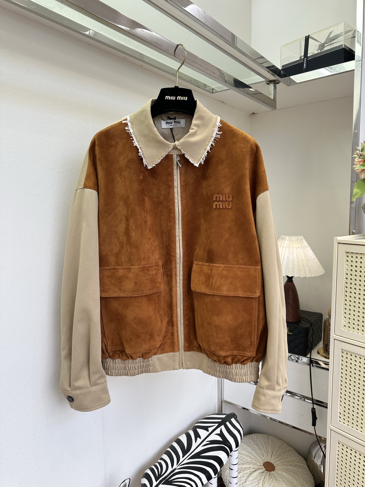 NO:944626,'Top goods' There is no harm without comparison. The absolute top goods are presented in ZP, using sheepskin imported from Italy. The autumn retro atmosphere brings a Miu style sheepskin velvet color-blocked jacket with caramel suede and light beige windbreaker fabric splicing. The raw edge lapel details are casual and girlish. The loose short cut is neat and proportional. The retro accent is straight forward. You don’t have to worry about matching for early autumn. SIZE: s m l  PRICE,miumiu-clothing,miumiu,jackets & coats,sheepskin,chamois leather,19860909「顶货」 没有对比就没有伤害 绝对的顶货呈现 还原zp,采用意大利进口羊皮绒 秋日复古氛围感担当Miu风羊皮绒拼色外套焦糖麂皮搭配浅米色风衣面料拼接,毛边翻领细节,随性又带点少女感宽松短款剪裁,利落显比例,复古腔调直接拉满,早秋穿搭不用费心搭配 SIZE :s m l PRICE,缪缪-服装,miumiu,jackets & coats,sheepskin,chamois leather,,Women's clothing