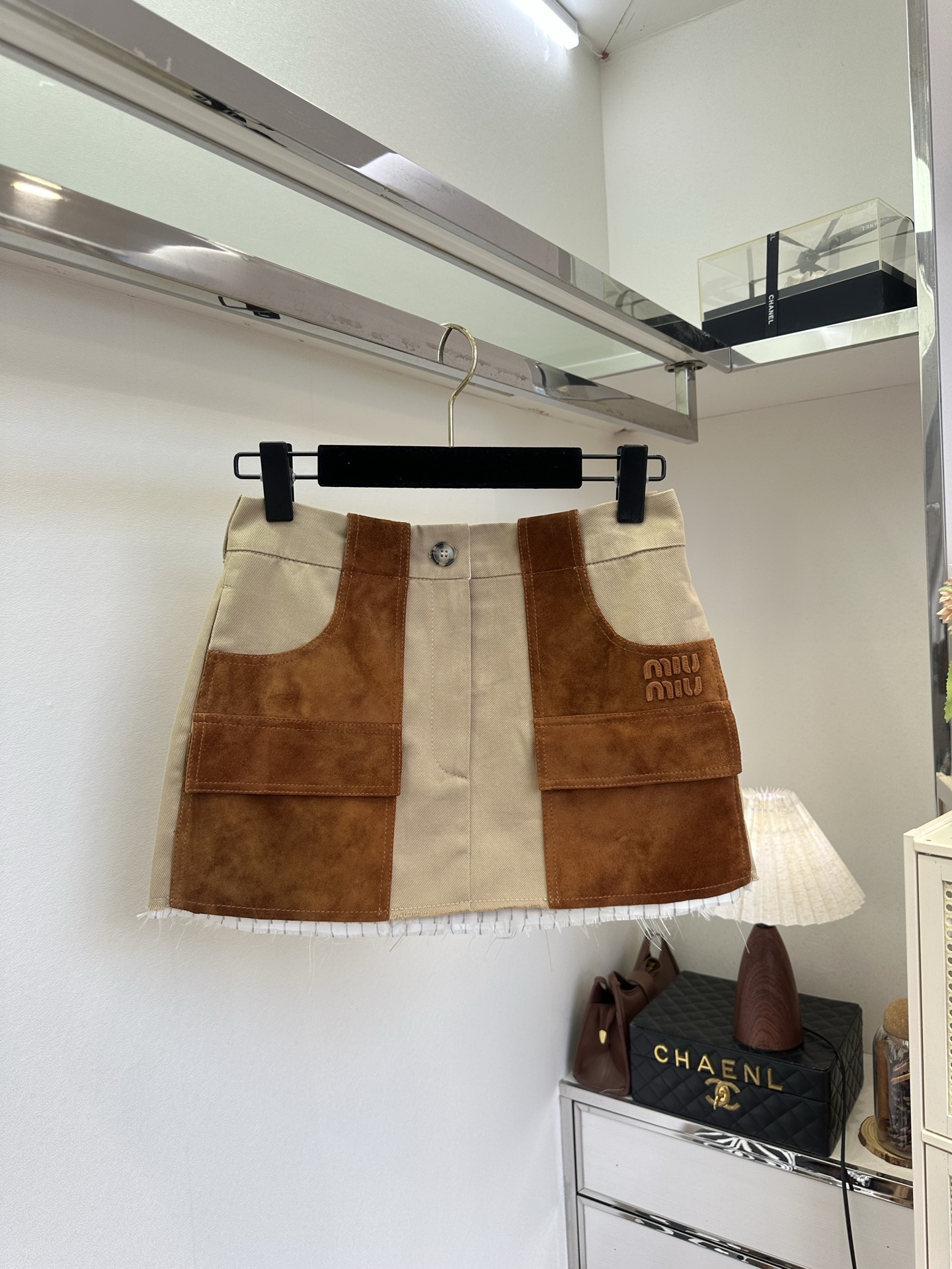 NO:944619,'Top goods' There is no harm without comparison. The absolute top goods are presented to restore zp, using sheepskin imported from Italy. It has a retro atmosphere in autumn. Miu style sheepskin color-blocking jacket, caramel suede and light beige windbreaker fabric splicing, caramel sheepskin splicing skirt workwear large pocket design, high-waisted short version, showing long legs, retro workwear three-quarter pants | suede splicing style  Casual raw edge trousers, not picky about the leg shape, casual yet very recognizable SIZE: s m l PRICE skirt pants, Miumiu-clothing, miumiu, skirts, jackets & coats, sheepskin, chamois leather,19860909「顶货」 没有对比就没有伤害 绝对的顶货呈现 还原zp,采用意大利进口羊皮绒 秋日复古氛围感担当Miu风羊皮绒拼色外套焦糖麂皮搭配浅米色风衣面料拼接 ,焦糖羊皮绒拼接半裙工装大口袋设计,高腰短版型,显腿长一绝,复古工装五分中裤｜麂皮拼接款 随性毛边裤脚,不挑腿型,休闲又很有辨识度 SIZE :s m l PRICE 半裙 裤,缪缪-服装,miumiu,skirts,jackets & coats,sheepskin,chamois leather,,Women's clothing