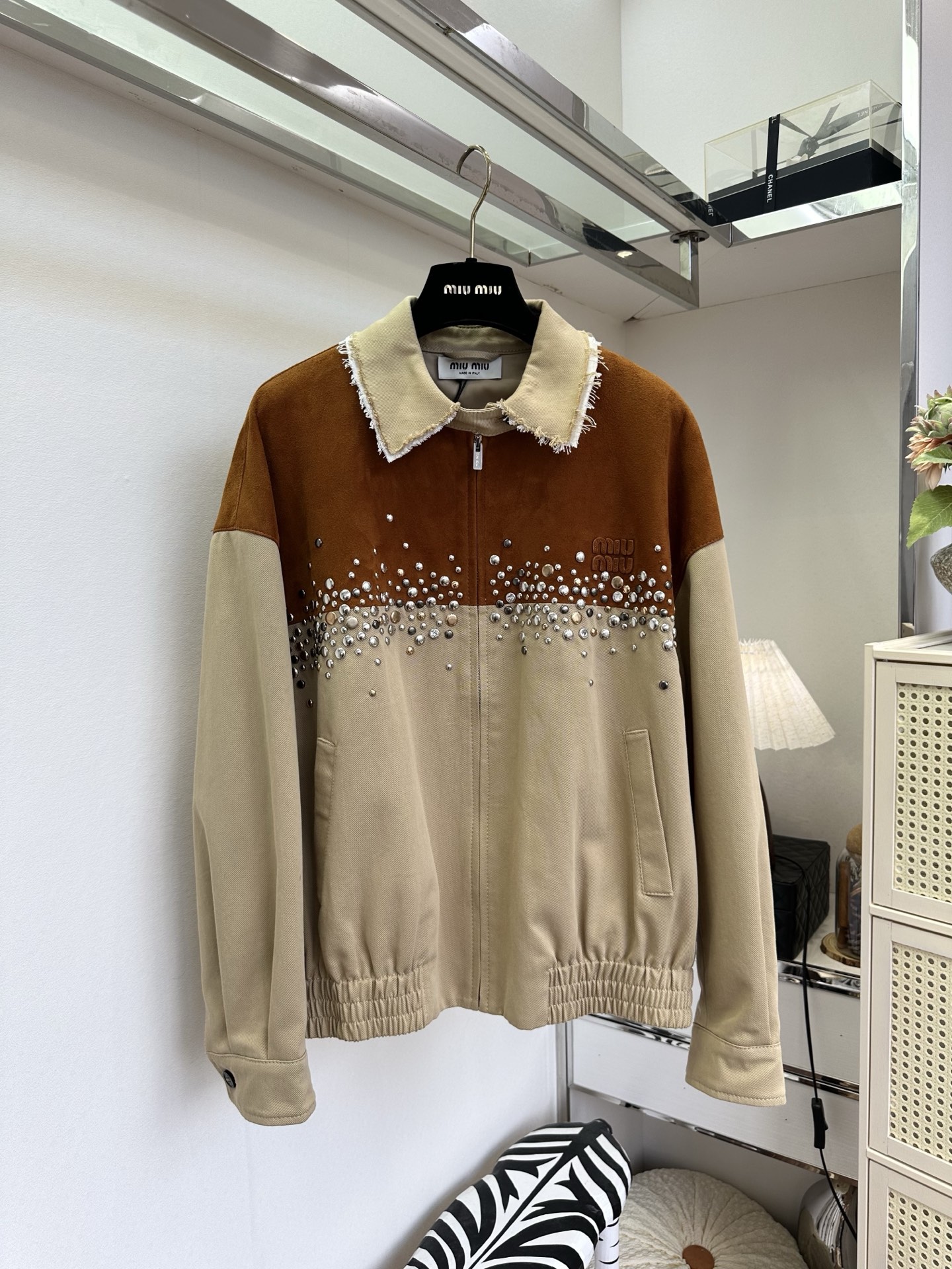 NO:944800,'Top item' The jackets at the counter for 5w are really good-looking. The contrasting color patchwork jacket｜The upper part is made of delicate sheepskin, and the lower part is made of crisp windbreaker material. The layers have a retro atmosphere.  , two textures collide, the sheepskin is soft and lazy, the windbreaker fabric is neat and stylish, casual and elegant for daily life, scattered with hand-made rhinestone embellishments, not deliberately ostentatious, just right to enhance the sophistication of the whole jacket, short elastic hem version, loose and not procrastinating, easy to wear casual and relaxed feeling SIZE:s m l PRICE, Miu Miu-clothing, jackets & coats, jackets & coats, sheepskin,19860909「顶货」 专柜5w的外套真的巨好看,撞色拼接夹克｜上片细腻羊皮绒,下片挺括风衣料,层次自带复古氛围感 ,两种质感碰撞,羊皮绒柔和慵懒,风衣面料利落有型,日常随性又显贵,散落手工钉钻点缀,不刻意张扬,恰到好处拉高整件外套精致度,短款松紧下摆版型,松弛不拖沓,轻松穿出随性的松弛穿搭感 SIZE :s m l PRICE,缪缪-服装,jackets & coats,jackets & coats,sheepskin,,Women's clothing