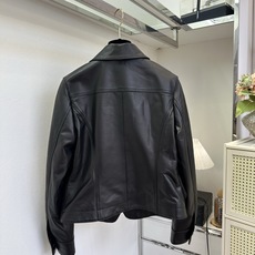 「香香系列」 奶白小羊皮小香外套|温柔质感天花板,利落翻领搭配明线工装剪裁,软糯羊皮自带细腻柔光,不刻意张扬,轻 「香香系列」 奶白小羊皮小香外套|温柔质感天花板,利落翻领搭配明线工装剪裁,软糯羊皮自带细腻柔光,不刻意张扬,轻