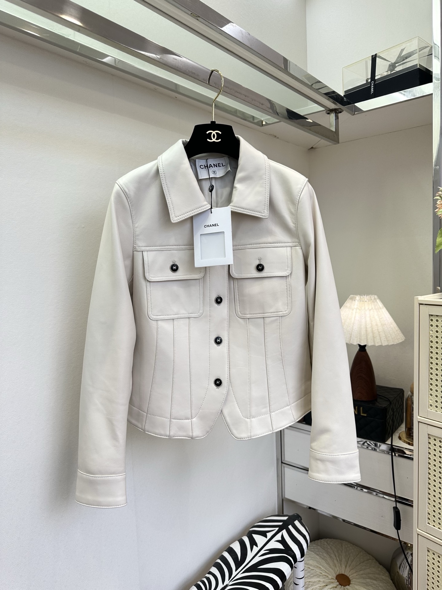 NO:944670,'Xiangxiang Series' Milky white lambskin Xiaoxiang jacket｜Gentle texture ceiling, neat lapels with topstitched workwear tailoring, soft waxy sheepskin with a delicate and soft light, not deliberately flamboyant, easy to wear with a dignified and relaxed feeling, suitable for wearing alone or layered in early autumn, versatile and perfect SIZE: s m l PRICE, Chanel - clothing, chanel, jackets & coats, sheepskin,19860909「香香系列」 奶白小羊皮小香外套｜温柔质感天花板,利落翻领搭配明线工装剪裁,软糯羊皮自带细腻柔光,不刻意张扬,轻松穿出显贵松弛感,早秋单穿、叠穿都适配,百搭不出错 SIZE :s m l PRICE,香奈儿-服装,chanel,jackets & coats,sheepskin,,Women's clothing