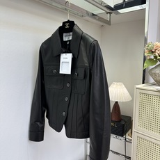 「香香系列」 奶白小羊皮小香外套|温柔质感天花板,利落翻领搭配明线工装剪裁,软糯羊皮自带细腻柔光,不刻意张扬,轻 「香香系列」 奶白小羊皮小香外套|温柔质感天花板,利落翻领搭配明线工装剪裁,软糯羊皮自带细腻柔光,不刻意张扬,轻