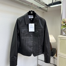 「香香系列」 奶白小羊皮小香外套|温柔质感天花板,利落翻领搭配明线工装剪裁,软糯羊皮自带细腻柔光,不刻意张扬,轻 「香香系列」 奶白小羊皮小香外套|温柔质感天花板,利落翻领搭配明线工装剪裁,软糯羊皮自带细腻柔光,不刻意张扬,轻