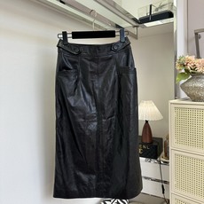 「无敌百搭长半裙」 秋冬的必备穿搭单品 怎么能少的了一条百搭的皮半裙呢 优选进口小羊皮 做了油蜡处理 整条裙子质 「无敌百搭长半裙」 秋冬的必备穿搭单品 怎么能少的了一条百搭的皮半裙呢 优选进口小羊皮 做了油蜡处理 整条裙子质