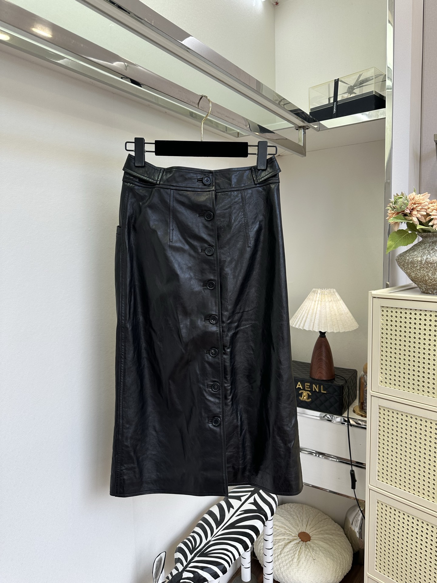NO:946400,'Invincible and versatile long skirt' A must-have item for autumn and winter. How can we miss out on a versatile leather skirt? Imported lambskin is selected and treated with oil and wax. The whole skirt is full of texture. Whether it is paired with sweaters, coats, windbreakers, or various jackets, it is a plus point for any outfit. SIZE: s m l PRICE, women's clothing, skirts, jackets & coats, sheepskin,19860909「无敌百搭长半裙」 秋冬的必备穿搭单品 怎么能少的了一条百搭的皮半裙呢 优选进口小羊皮 做了油蜡处理 整条裙子质感满满 无论搭配毛衫 大衣 风衣 各种外套 都是穿搭的加分项 SIZE :s m l PRICE,女装,skirts,jackets & coats,sheepskin,,Women's clothing