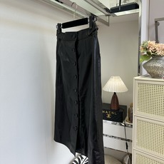 「无敌百搭长半裙」 秋冬的必备穿搭单品 怎么能少的了一条百搭的皮半裙呢 优选进口小羊皮 做了油蜡处理 整条裙子质 「无敌百搭长半裙」 秋冬的必备穿搭单品 怎么能少的了一条百搭的皮半裙呢 优选进口小羊皮 做了油蜡处理 整条裙子质