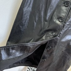 「无敌百搭长半裙」 秋冬的必备穿搭单品 怎么能少的了一条百搭的皮半裙呢 优选进口小羊皮 做了油蜡处理 整条裙子质 「无敌百搭长半裙」 秋冬的必备穿搭单品 怎么能少的了一条百搭的皮半裙呢 优选进口小羊皮 做了油蜡处理 整条裙子质