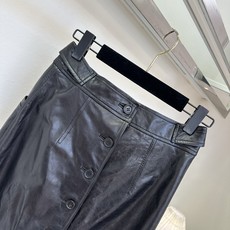 「无敌百搭长半裙」 秋冬的必备穿搭单品 怎么能少的了一条百搭的皮半裙呢 优选进口小羊皮 做了油蜡处理 整条裙子质 「无敌百搭长半裙」 秋冬的必备穿搭单品 怎么能少的了一条百搭的皮半裙呢 优选进口小羊皮 做了油蜡处理 整条裙子质