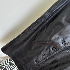 「无敌百搭长半裙」 秋冬的必备穿搭单品 怎么能少的了一条百搭的皮半裙呢 优选进口小羊皮 做了油蜡处理 整条裙子质 「无敌百搭长半裙」 秋冬的必备穿搭单品 怎么能少的了一条百搭的皮半裙呢 优选进口小羊皮 做了油蜡处理 整条裙子质