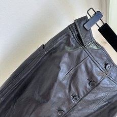 「无敌百搭长半裙」 秋冬的必备穿搭单品 怎么能少的了一条百搭的皮半裙呢 优选进口小羊皮 做了油蜡处理 整条裙子质 「无敌百搭长半裙」 秋冬的必备穿搭单品 怎么能少的了一条百搭的皮半裙呢 优选进口小羊皮 做了油蜡处理 整条裙子质
