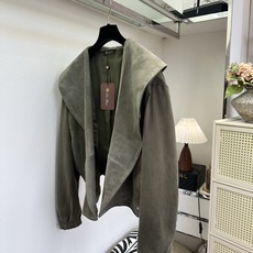 「LP老钱风 甄选羊皮绒」 甄选细腻翻毛羊皮绒,柔和雾面色调高级耐看。标志性宽幅大翻领,交叉围裹式衣型修饰肩颈线 「LP老钱风 甄选羊皮绒」 甄选细腻翻毛羊皮绒,柔和雾面色调高级耐看。标志性宽幅大翻领,交叉围裹式衣型修饰肩颈线