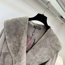 「LP老钱风 甄选羊皮绒」 甄选细腻翻毛羊皮绒,柔和雾面色调高级耐看。标志性宽幅大翻领,交叉围裹式衣型修饰肩颈线 「LP老钱风 甄选羊皮绒」 甄选细腻翻毛羊皮绒,柔和雾面色调高级耐看。标志性宽幅大翻领,交叉围裹式衣型修饰肩颈线