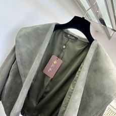 「LP老钱风 甄选羊皮绒」 甄选细腻翻毛羊皮绒,柔和雾面色调高级耐看。标志性宽幅大翻领,交叉围裹式衣型修饰肩颈线 「LP老钱风 甄选羊皮绒」 甄选细腻翻毛羊皮绒,柔和雾面色调高级耐看。标志性宽幅大翻领,交叉围裹式衣型修饰肩颈线