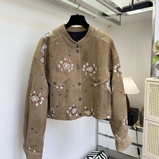 「超重工订珠系列」 复古调翻毛皮短外套,繁花刺绣缀满细碎亮片,低调暗藏精致光泽。哑光绒感面料碰撞重工花卉钉片,圆 「超重工订珠系列」 复古调翻毛皮短外套,繁花刺绣缀满细碎亮片,低调暗藏精致光泽。哑光绒感面料碰撞重工花卉钉片,圆