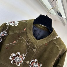 「超重工订珠系列」 复古调翻毛皮短外套,繁花刺绣缀满细碎亮片,低调暗藏精致光泽。哑光绒感面料碰撞重工花卉钉片,圆 「超重工订珠系列」 复古调翻毛皮短外套,繁花刺绣缀满细碎亮片,低调暗藏精致光泽。哑光绒感面料碰撞重工花卉钉片,圆