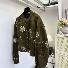 「超重工订珠系列」 复古调翻毛皮短外套,繁花刺绣缀满细碎亮片,低调暗藏精致光泽。哑光绒感面料碰撞重工花卉钉片,圆 「超重工订珠系列」 复古调翻毛皮短外套,繁花刺绣缀满细碎亮片,低调暗藏精致光泽。哑光绒感面料碰撞重工花卉钉片,圆