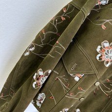 「超重工订珠系列」 复古调翻毛皮短外套,繁花刺绣缀满细碎亮片,低调暗藏精致光泽。哑光绒感面料碰撞重工花卉钉片,圆 「超重工订珠系列」 复古调翻毛皮短外套,繁花刺绣缀满细碎亮片,低调暗藏精致光泽。哑光绒感面料碰撞重工花卉钉片,圆