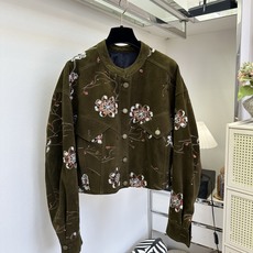 「超重工订珠系列」 复古调翻毛皮短外套,繁花刺绣缀满细碎亮片,低调暗藏精致光泽。哑光绒感面料碰撞重工花卉钉片,圆 「超重工订珠系列」 复古调翻毛皮短外套,繁花刺绣缀满细碎亮片,低调暗藏精致光泽。哑光绒感面料碰撞重工花卉钉片,圆