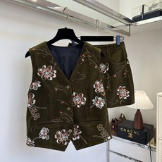 「超重工订珠系列」 细腻翻毛羊皮绒,呈现高级柔和的哑光质感。整套点缀手工花卉刺绣与亮片钉珠,花枝纹样舒展雅致,光 「超重工订珠系列」 细腻翻毛羊皮绒,呈现高级柔和的哑光质感。整套点缀手工花卉刺绣与亮片钉珠,花枝纹样舒展雅致,光