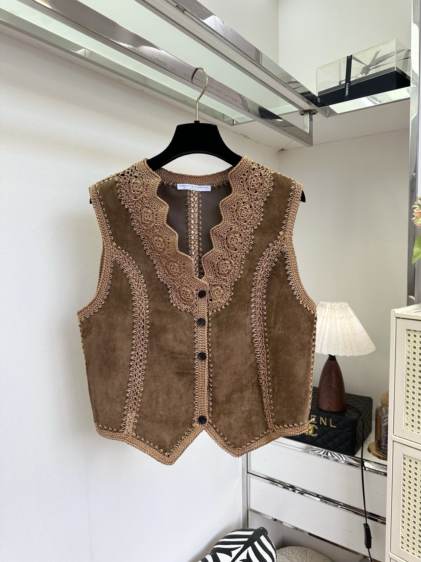 NO:946408,'ES Super Heavy Industry Needle Embroidery Sheepskin Vest' puts aside the casual leather material and selects imported lambskin two-layer leather. Its characteristics are soft and comfortable, and the heavy needle embroidery craftsmanship is crafted with craftsmanship. People who know high-end goods will understand the gold content of this vest at a glance. The short slim cut optimizes body proportions. It can be worn open or buttoned up for different styles. As a layering item, it can easily enrich the whole outfit and add a literary and retro tone.  SIZE:s m l PRICE,women's clothing,sheepskin,19860909「ES超重工针绣羊皮绒马甲」 抛开随意敷衍的皮料材质,甄选进口胎羊皮绒二层皮料 其特性 柔软 舒适 ,匠心打造的重工针绣工艺 懂得高货的人 一看就懂这件马甲的含金量,短款修身剪裁优化身材比例,敞开或是扣起穿着风格各不相同,作为叠搭单品,轻松丰富整套穿搭层次,文艺复古调性拉满 SIZE :s m l PRICE,女装,sheepskin,,Women's clothing