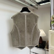 「ES超重工针绣羊皮绒马甲」 抛开随意敷衍的皮料材质,甄选进口胎羊皮绒二层皮料 其特性 柔软 舒适 ,匠心打造的 「ES超重工针绣羊皮绒马甲」 抛开随意敷衍的皮料材质,甄选进口胎羊皮绒二层皮料 其特性 柔软 舒适 ,匠心打造的