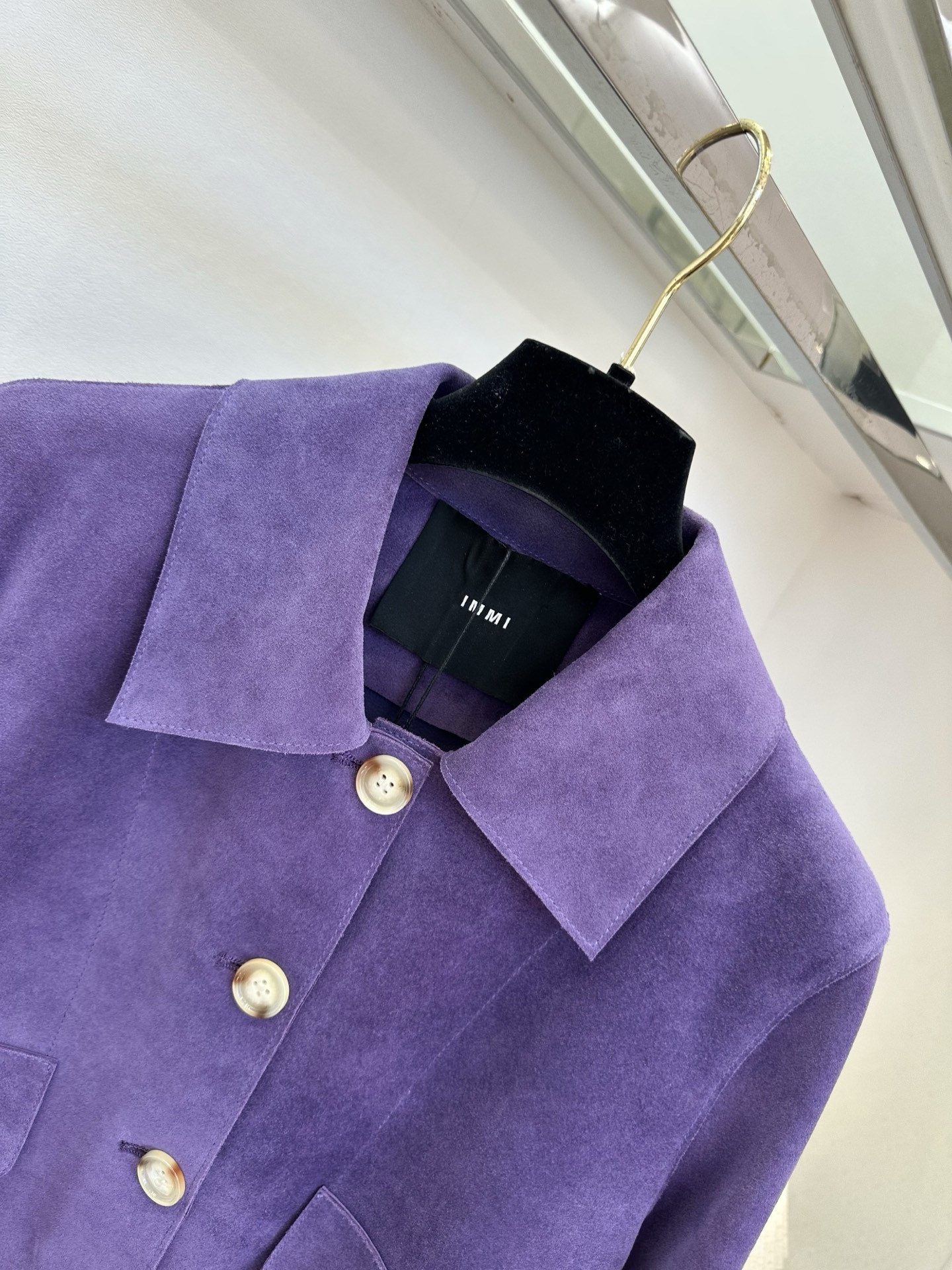 「浪漫的薰衣紫色💜 视觉都在恋爱了」 精选进口小样皮 选用优质二层皮料 在做戏水翻毛处理 整件衣服没有过多的处 「浪漫的薰衣紫色💜 视觉都在恋爱了」 精选进口小样皮 选用优质二层皮料 在做戏水翻毛处理 整件衣服没有过多的处