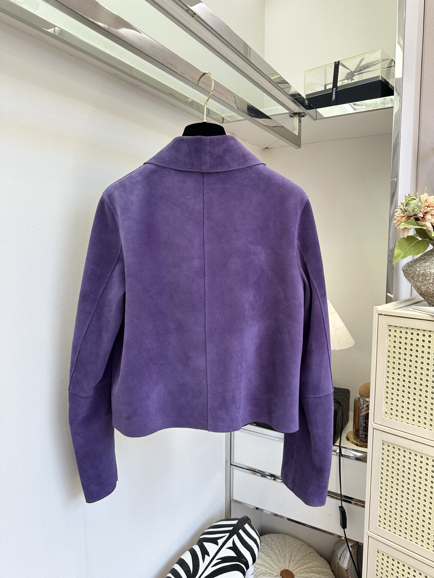 「浪漫的薰衣紫色💜 视觉都在恋爱了」 精选进口小样皮 选用优质二层皮料 在做戏水翻毛处理 整件衣服没有过多的处 「浪漫的薰衣紫色💜 视觉都在恋爱了」 精选进口小样皮 选用优质二层皮料 在做戏水翻毛处理 整件衣服没有过多的处