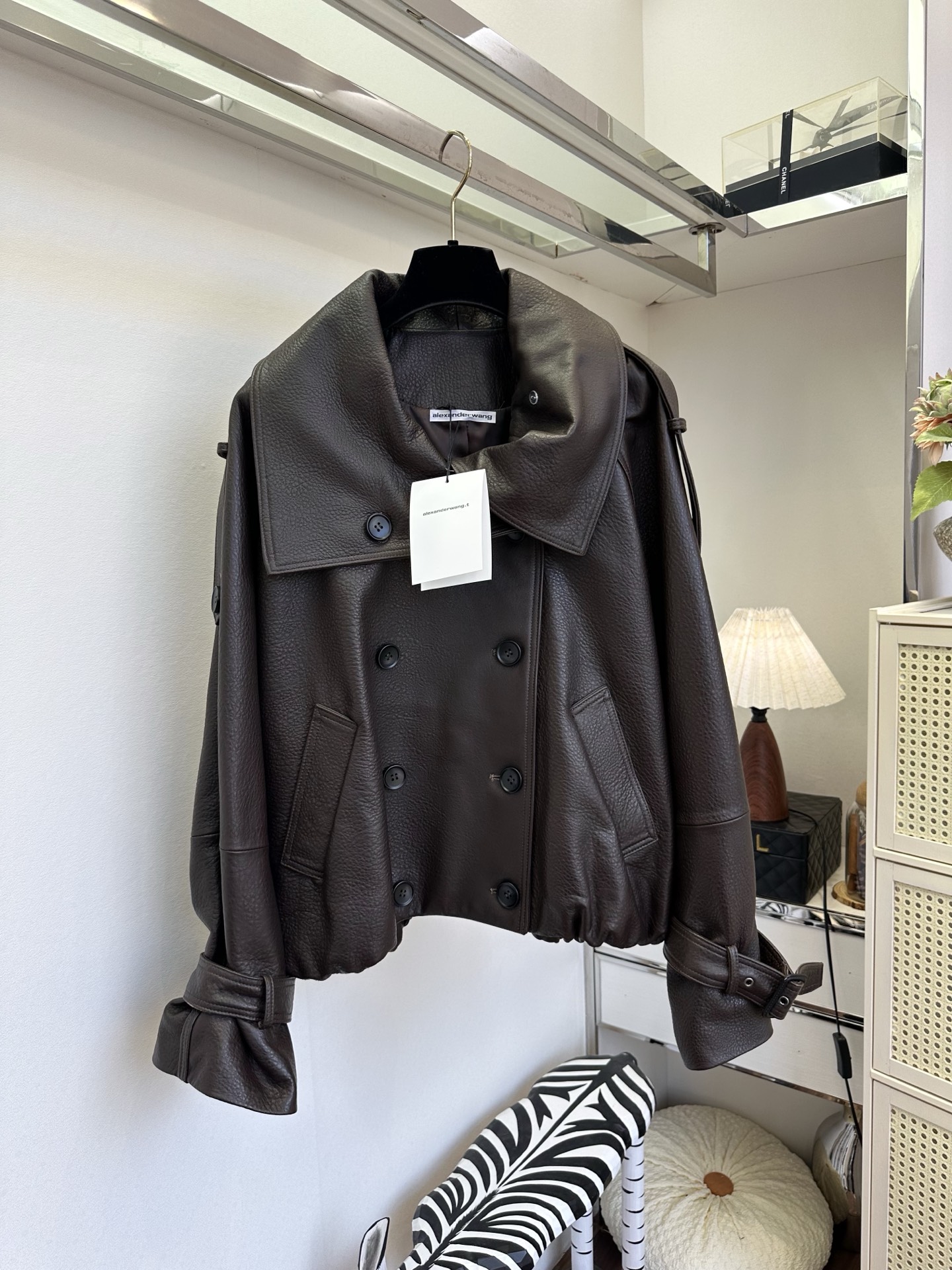NO:945522,'A leather jacket is an indispensable part of any cool girl's wardrobe. It is relaxed and powerful.'  Mellow brick red foamed sheepskin, with delicate and soft texture. Oversized lapels widen the shoulder line, and the classic double-breasted buttons reproduce the retro accent; the cuffs are tied and the hem is elasticated, and the relaxed short version optimizes the body proportions. There is no sharp sense, just the right balance between laziness and aura, and it is layered when worn alone or inside. It is an atmospheric leather jacket that is indispensable for autumn and winter wardrobes. SIZE:s m l PRICE Brick Red Brown Gray Black  980,women's clothing,leather jacket,sheepskin,19860909「酷女孩衣柜少不了的一件皮衣,松弛又有力量感.」  醇厚砖红色发泡羊皮,细腻自带柔和肌理.超大翻领拓宽肩线,经典双排扣复刻复古腔调；袖口绑带、下摆松紧收口,松弛短款版型优化身材比例.没有尖锐的凌厉感,把慵懒与气场平衡得刚刚好,单穿、内搭都很有层次,秋冬衣橱不可缺少的氛围感皮衣. SIZE :s m l PRICE 砖红色 咖啡色灰色 黑色 980,女装,leather jacket,sheepskin,,Women's clothing